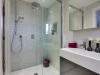 Sprcha v koupelně bez sprchového koutu: jemnost designu