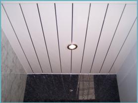 Tavani i panelit PVC (plastik): udhëzime hap pas hapi