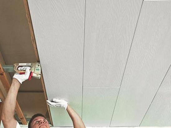 Jak vyrobit strop z PVC panelů vlastníma rukama - instalační prvky Jak nainstalovat PVC profil na strop
