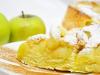 Tsvetaevsky jablkový koláč s kyslou smotanou plnkou Otvorený jablkový koláč s kyslou smotanovou náplňou