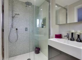 Sprcha v koupelně bez sprchového koutu: jemnost designu