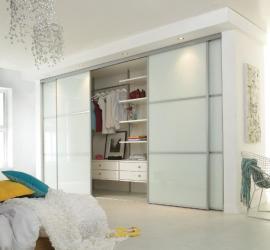 Дизайн гардеробной комнаты с учетом оптимального размещения сезонной одежды и обуви Отделка стен в гардеробной комнате примеры