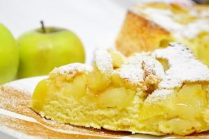 Tsvetaevsky jablkový koláč s kyslou smotanovou náplňou Otvorený jablkový koláč s kyslou smotanou